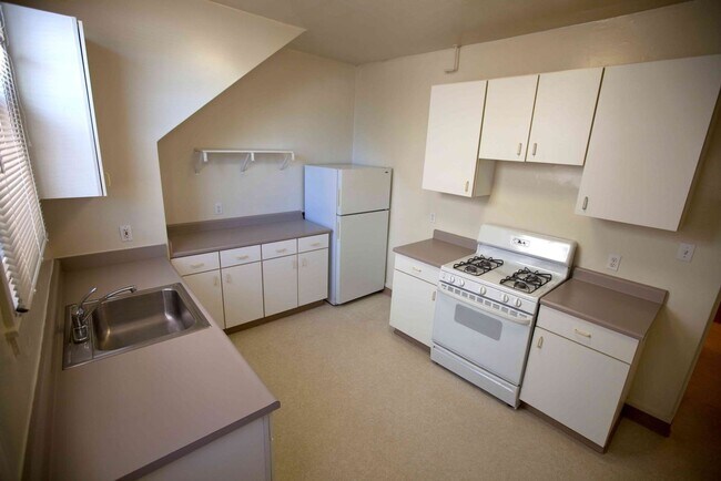 Building Photo - Beautiful, spacious 1-bdr with new windows, great wood floors, and lots of storage space