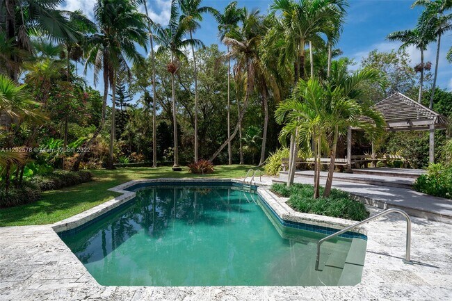 Foto del edificio - 5351 Banyan Dr