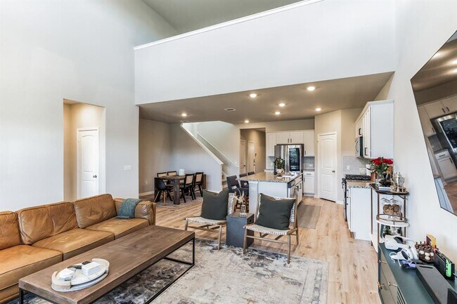 Building Photo - 204 Royal Palm Way