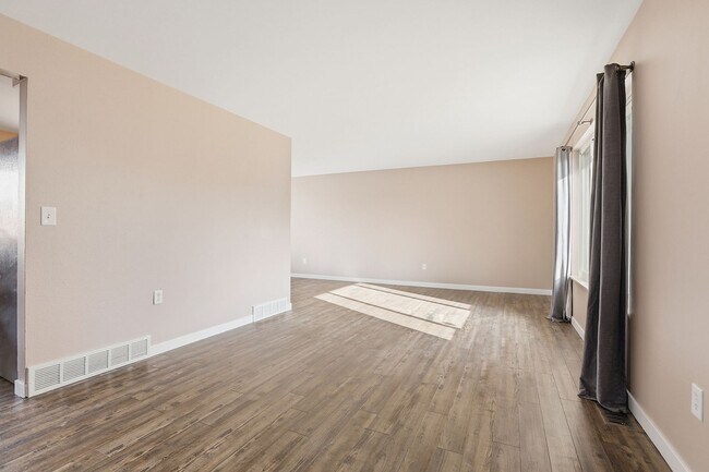 Building Photo - 5 bedroom, 3 bath home in desirable Arvada neighborhood.