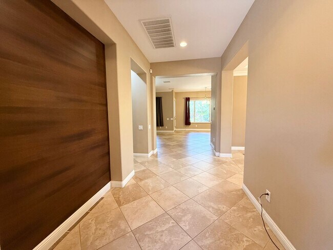 Foto del edificio - 4/BD 3.5/BA Desirable Vistas Community Hom...