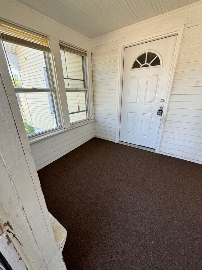 Building Photo - Updated 3BD/1.5BA