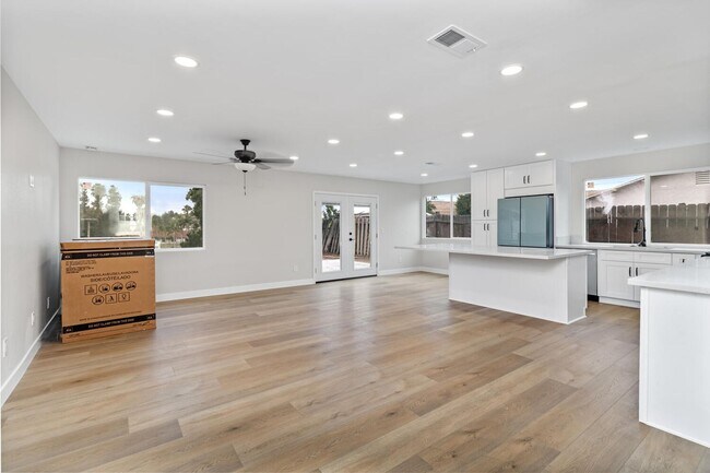 Foto del edificio - GORGEOUS REMODELED HOME !!