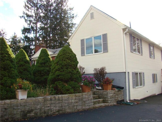 Building Photo - 453 Strickland St