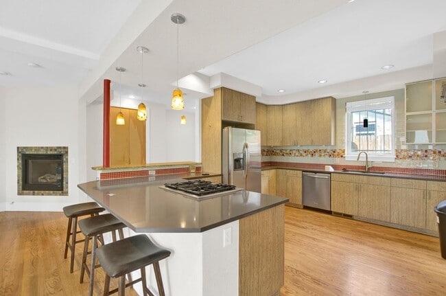 Foto del edificio - Contemporary Whittier home with wraparound deck