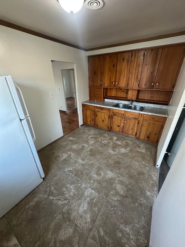 Building Photo - 2 BR 1 Bath in the '07!