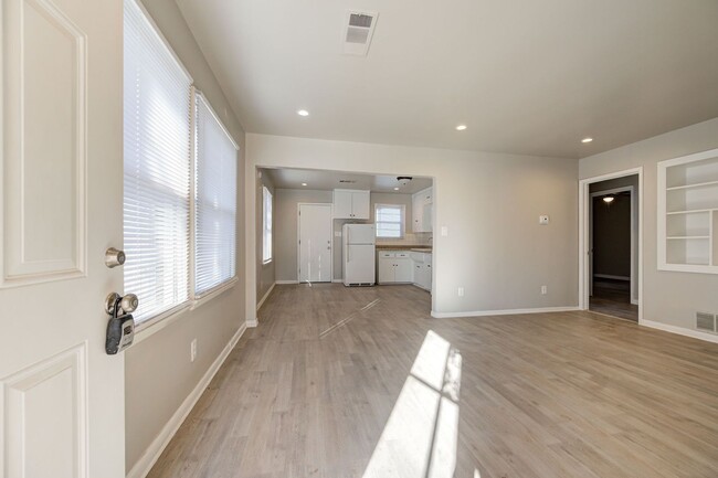 Building Photo - Newly remodeled Duplex in Midwest City