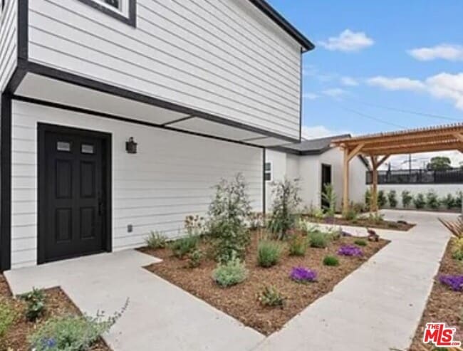 Building Photo - 6132 Myrtle Ave