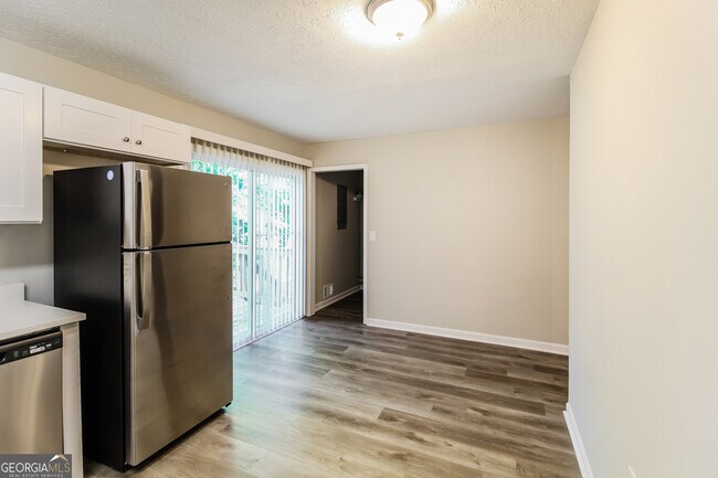 Building Photo - 635 Lakeridge Cir SE