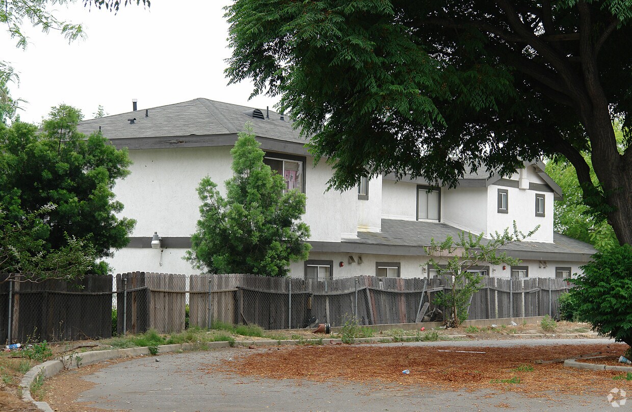 Building Photo - 1405 N Grove Ave