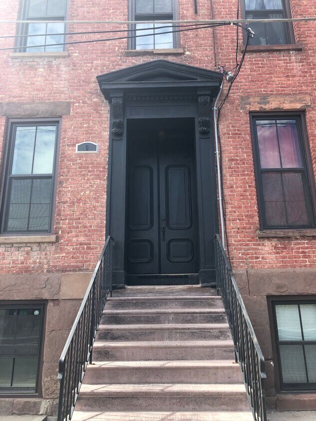 Building Photo - 802 Broadway