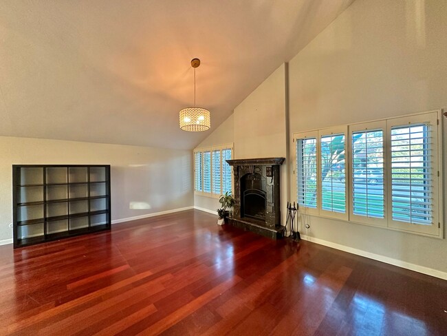 Building Photo - Elegant 3BR/2.5BA Home with Sparkling Pool!