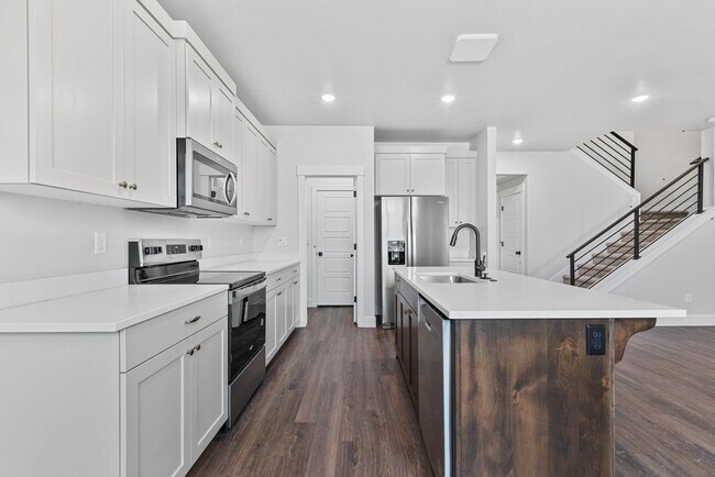 Foto del edificio - Awesome end unit 3 Bed 2.5 Bath townhome i...