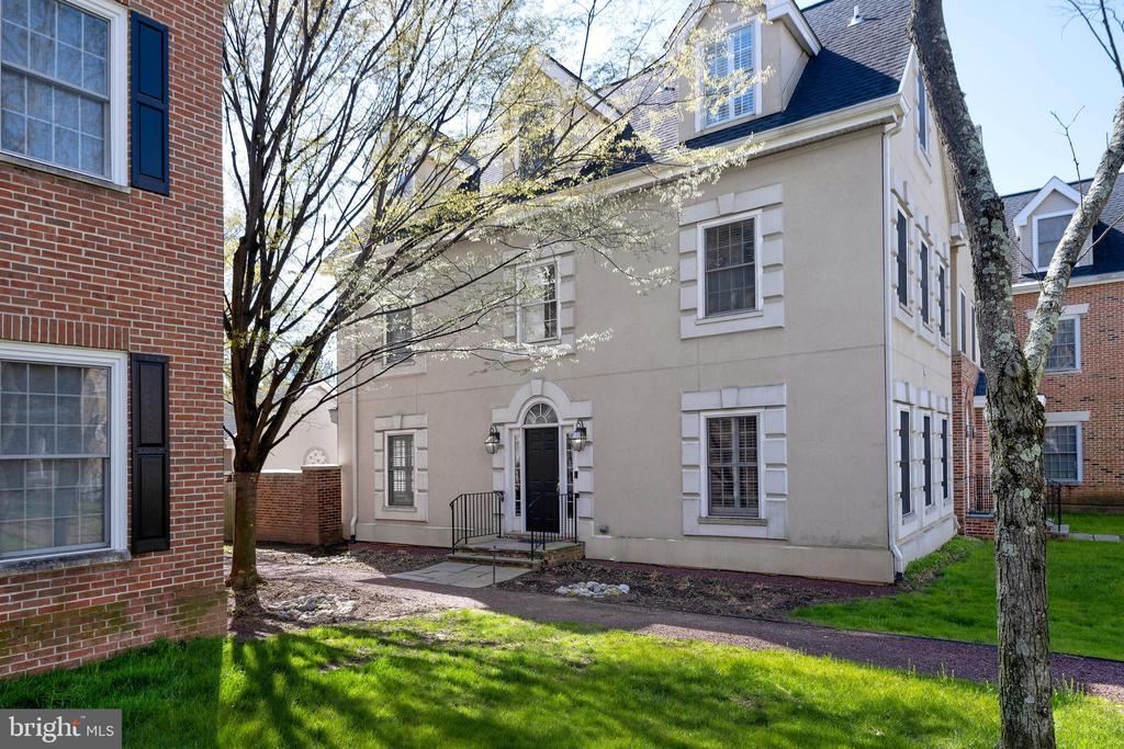 Primary Photo - 3 Governors Ln