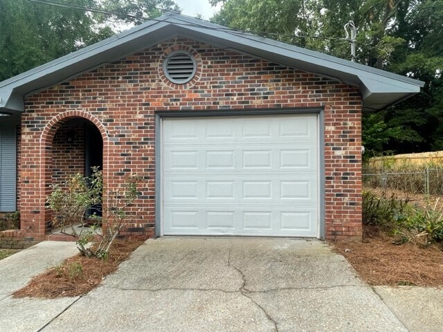 Building Photo - 802 Circleview Dr