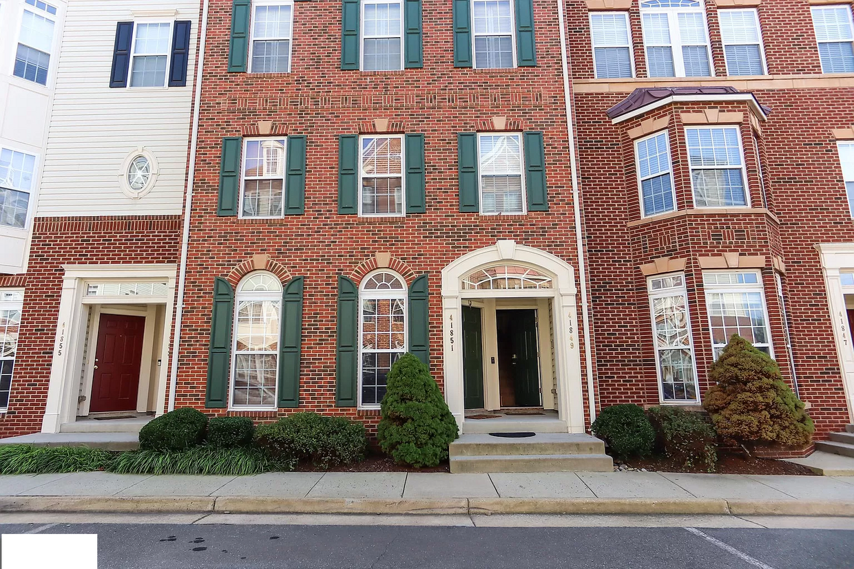 https://images1.apartments.com/i2/GlAcwS4FcCHf90p6m8mvNBCEIUTwLWwCjnoQn94db2Q/111/41849-inspiration-ter-unit-5d-aldie-va-exterior-building.jpg
