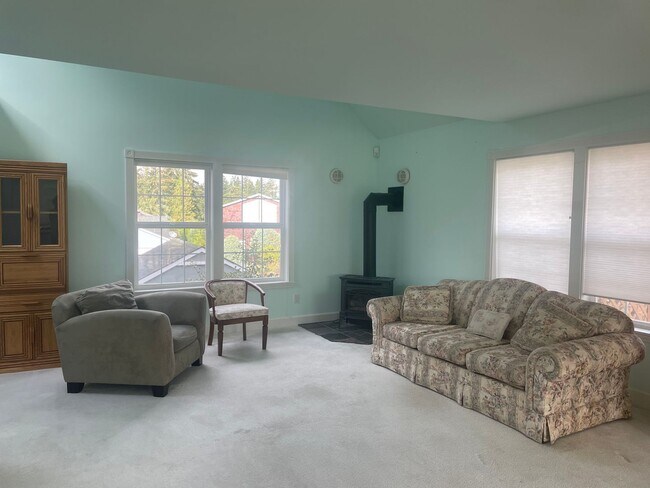 Building Photo - Charming Golf Course Home in Holmes Harbor!