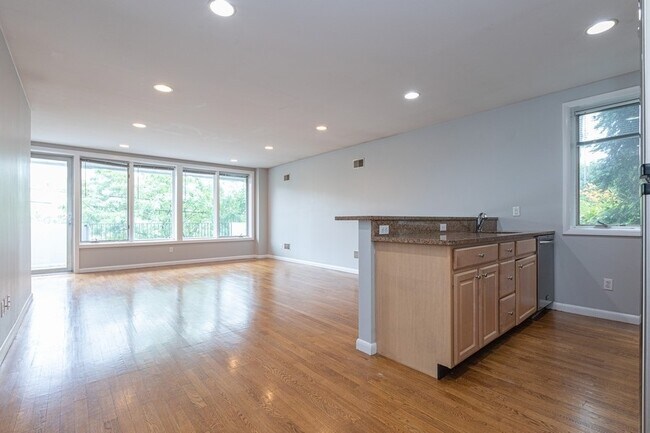 Building Photo - 323 Park Ave