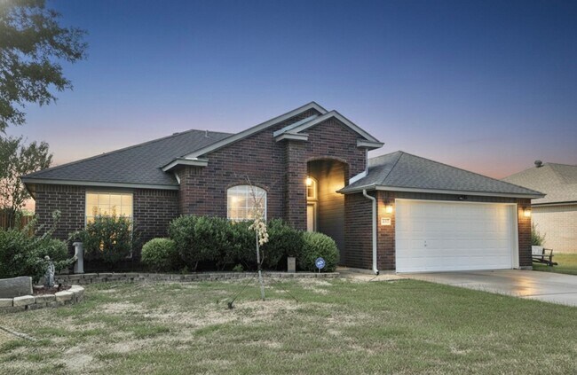 Foto del edificio - NEW IN MANAGEMENT - AVAILABLE NOW! MOVE IN SPECIAL!