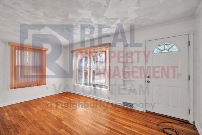 Foto del edificio - Renovated 5bd/2bth Colonial in N Olmsted