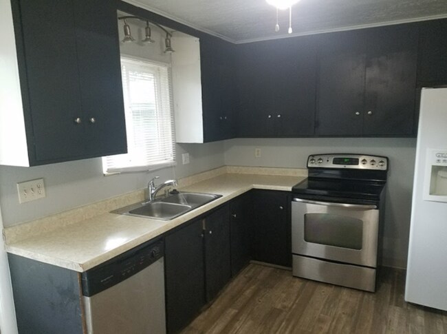 Building Photo - 2 bed 1 bath Duplex in GREAT Neighborhood!