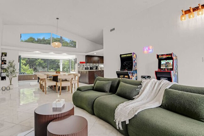 Building Photo - 20140 NE 25th Ct