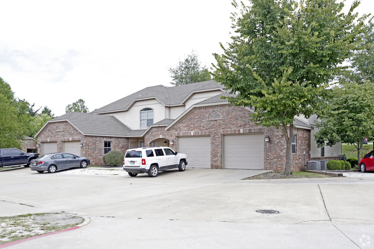 Building Photo - 529 E Miracle Dr