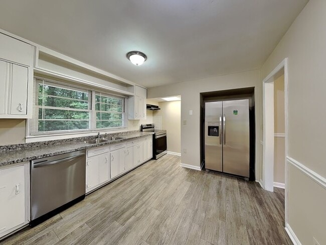 Foto del edificio - 760 Woodvalley Rd SW