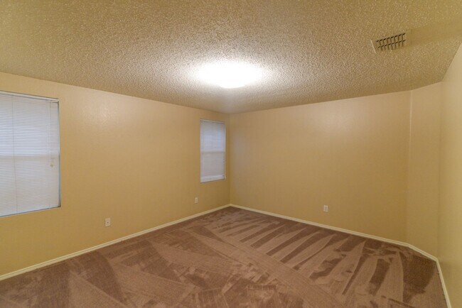 Building Photo - Super home in Lancaster!