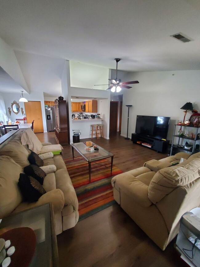 Building Photo - 2 Bedroom Condo
