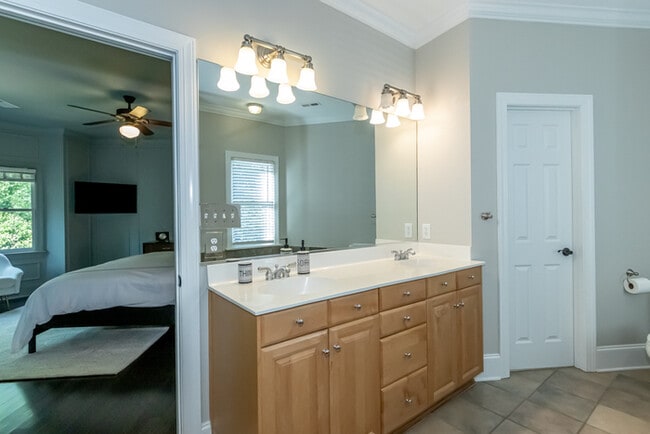 Building Photo - Fully furnished Dilworth home available im...