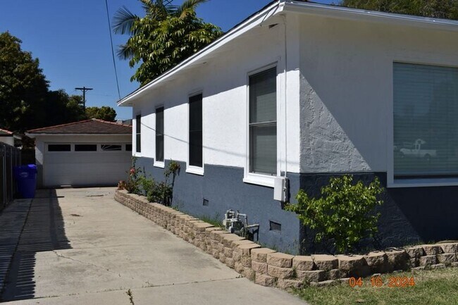 Foto del edificio - Charming 3 Bedroom Duplex with Original Character – Chula Vista Rental