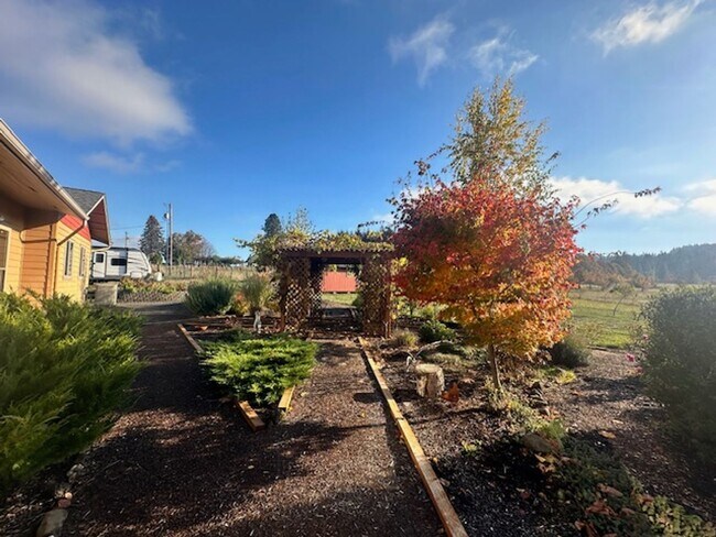Foto del edificio - Rare Custom Four Bedroom Home On Five Acres!!!
