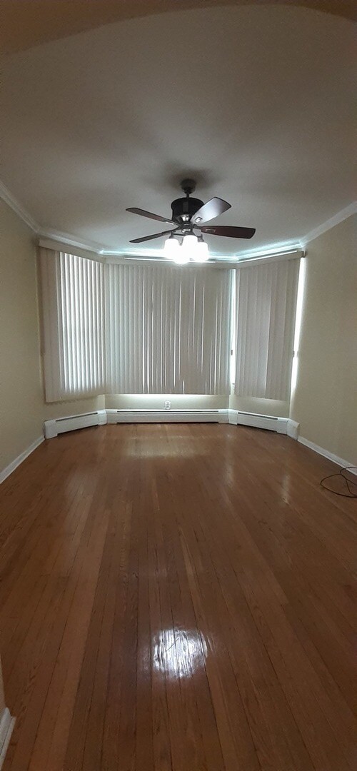 Foto del edificio - 2443 W Eastwood Ave