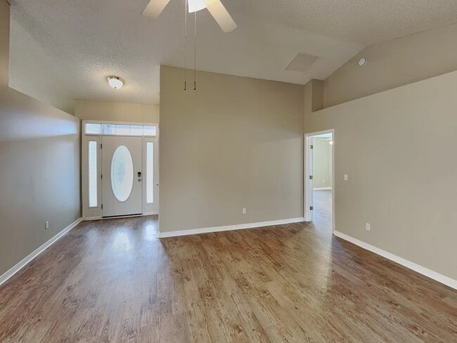 Building Photo - 15582 Moss Hollow Dr