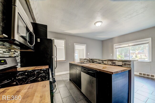 Building Photo - 3 br, 1 bath House - 311 Boggs Ave (Rear) ...