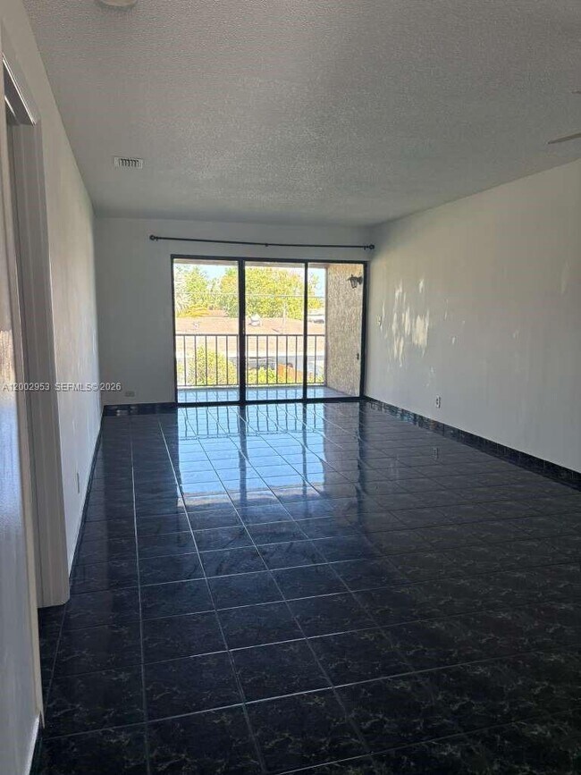 Foto del edificio - 5937 Forest Hill Blvd