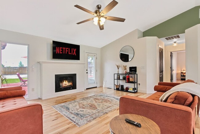 Building Photo - 4243 E Driftwood Dr