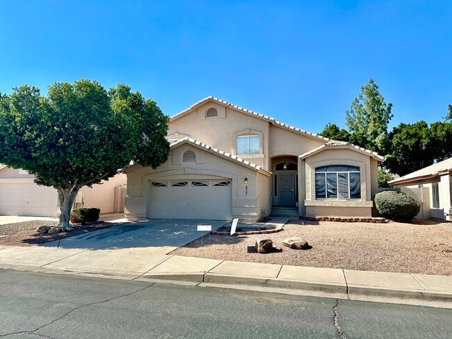 Pack your bags! This Dave Brown tri-level with pool is Amazing! - Pack your bags! This Dave Brown tri-level with pool is Amazing! House