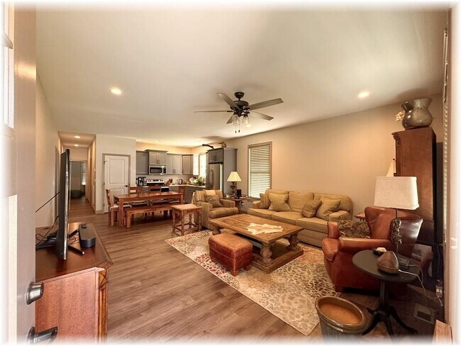 Foto del edificio - 304 Cottage Hl Ct