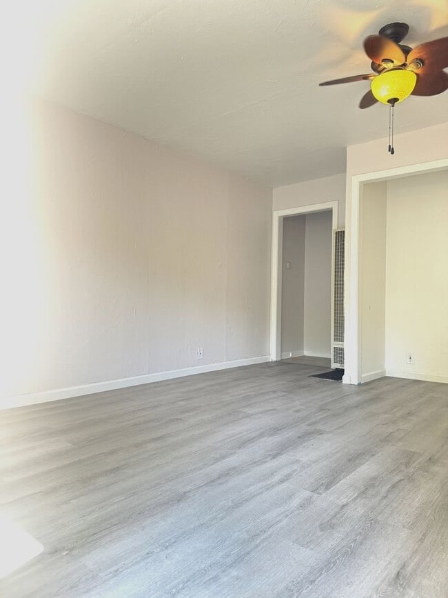 Foto del edificio - 455 E St John St