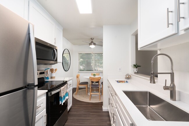 Cocina renovada | Creekwood | Apartamentos en alquiler en Hayward CA - Creekwood