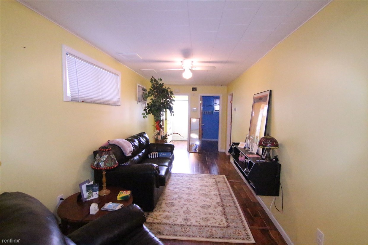 Primary Photo - 1204 Cross Bay Blvd