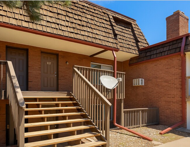 Building Photo - 5491 E Warren Ave