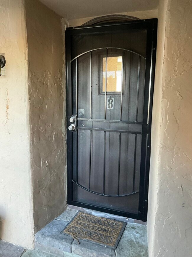 Building Photo - 618 W 7th St