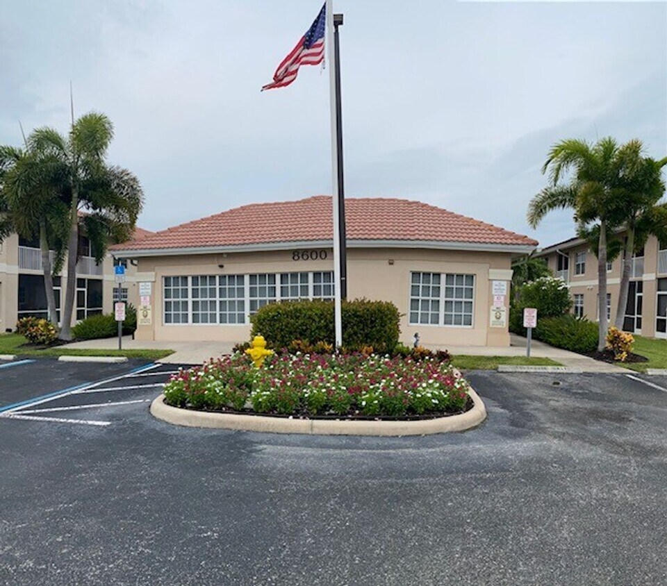 2/ 2 Condo off Six Mile Cypress - 2/ 2  Condo off Six Mile Cypress