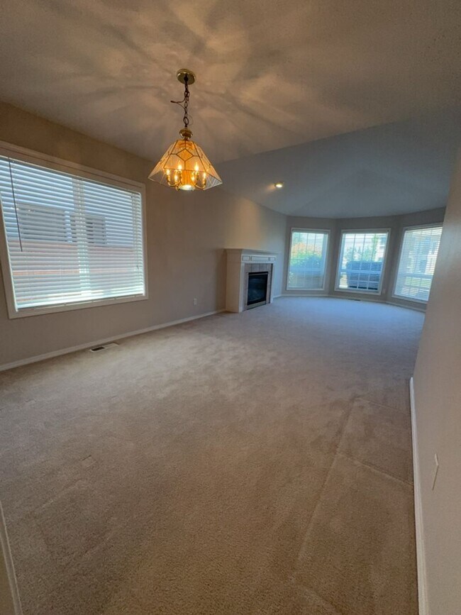 Building Photo - Three Bedroom, Two Bath in the Vineyards N...