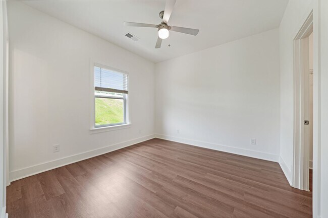 Building Photo - 2 bedroom home with fenced backyard!