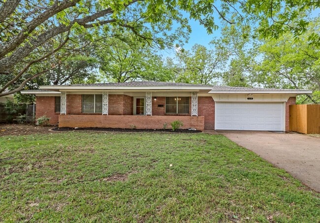 Building Photo - 1618 University Dr