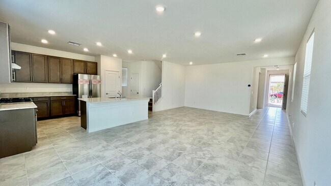 Foto del edificio - gated community -brand new home with 4 bed...